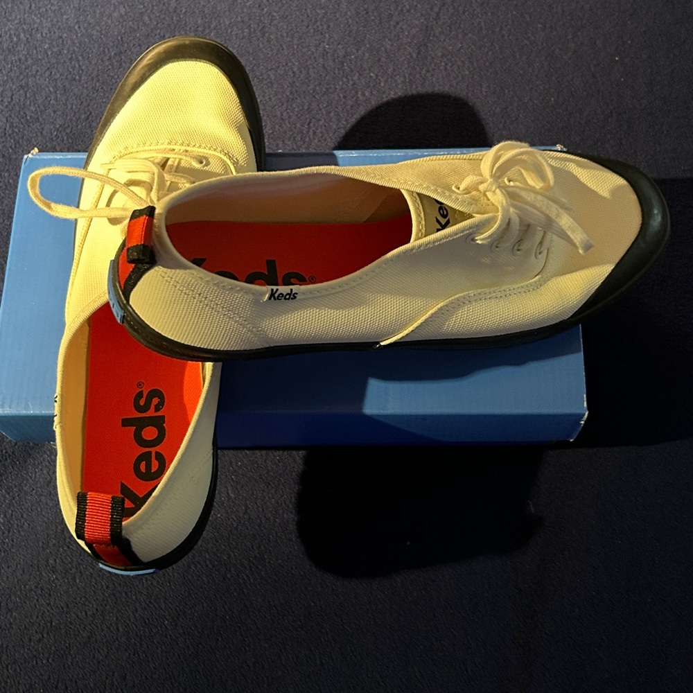 Keds white canvas cap toe sneakers. Worn twice; perfect condition. Size 11 - Picture 3 of 5